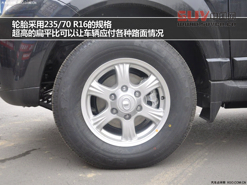 輪胎采用235/70 R16的規(guī)格，超高的扁平比可以讓車輛應(yīng)付各種路面情況，也可以看出它絕不是一輛只走視覺路線的車。