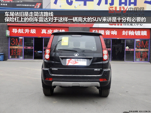 車尾依舊是走簡潔路線，保險(xiǎn)杠上的倒車?yán)走_(dá)對于這樣一輛高大的SUV來講是十分有必要的，保險(xiǎn)杠下沿采用了和車頭相呼應(yīng)的銀色護(hù)板，提升了視覺效果，同時(shí)也顯示出自己至尊版的獨(dú)特身份。