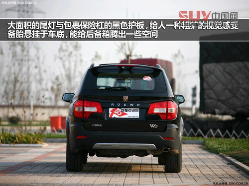 之后就是大面積的尾燈與包裹保險(xiǎn)杠的黑色護(hù)板，給人一種粗獷的視覺感受。備胎懸掛于車底，能給后備箱騰出一些空間。