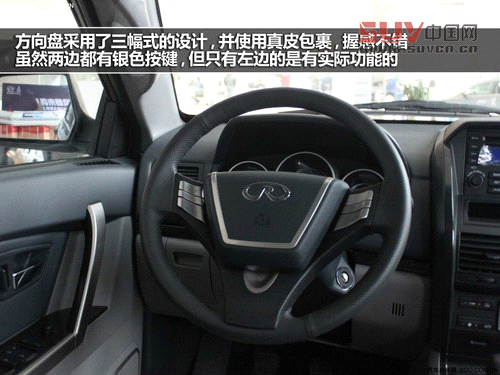 方向盤采用了三幅式的設(shè)計(jì)，并使用真皮包裹，握感不錯(cuò)，雖然兩邊都有銀色按鍵，但只有左邊的是有實(shí)際功能的，右邊則為裝飾。