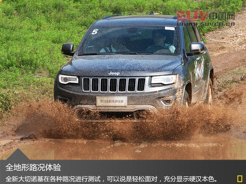 為了進一步測試全新大切諾基的整體性能,我們驅車來到位于八達嶺長城腳下的專業試車基地。在那里我們將對車輛進行充分的檢測,屆時車輛的四驅系統與其各種操作模式將接受各種路段的嚴峻考驗。