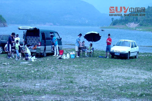 家人一起戶外燒烤 邊吃邊玩邊娛樂