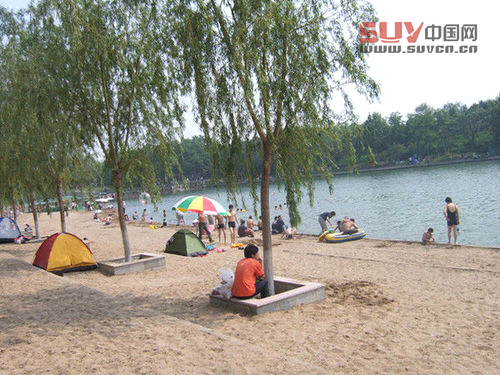 家人一起戶外燒烤 邊吃邊玩邊娛樂