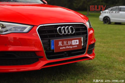 搶先試駕全新奧迪A3三廂 引來眾人駐足