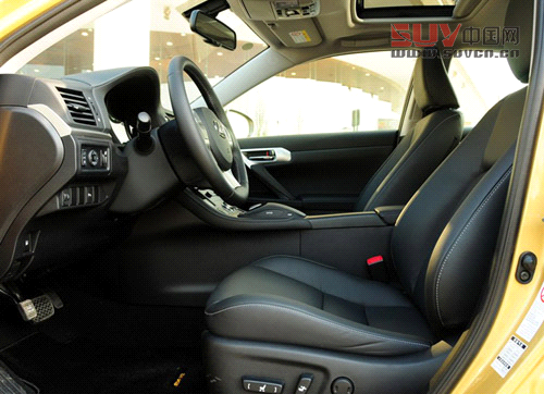 雷克薩斯CT200h前排空間