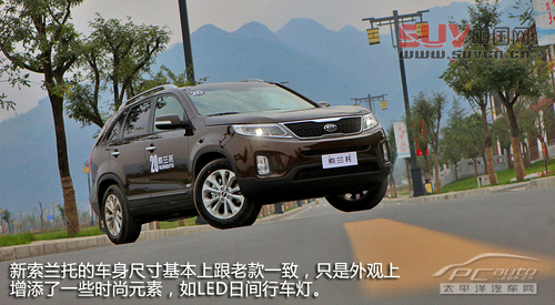 索蘭托的內飾也更是規整而嚴肅，不僅與新勝達不同，也與起亞旗下其它車型差別較大。只是布局讓看上去比較有檔次，但用料方面索蘭托也稱不上優秀，不過這也韓系車通有的問題。