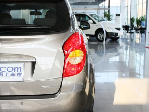 雙龍汽車(chē) 2.0L 自動(dòng) 車(chē)輛右后大燈正視角