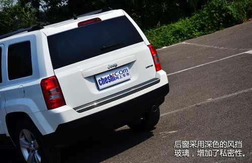 深具復(fù)古風(fēng)格 試Jeep自由客豪華導(dǎo)航版