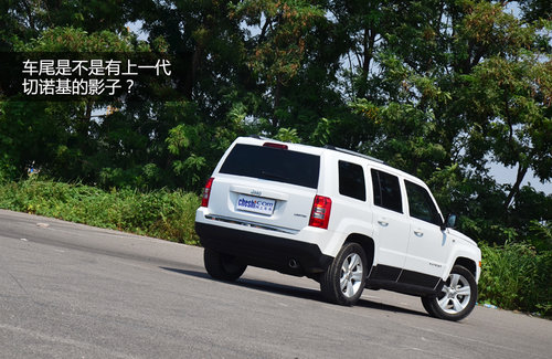 深具復(fù)古風(fēng)格 試Jeep自由客豪華導(dǎo)航版