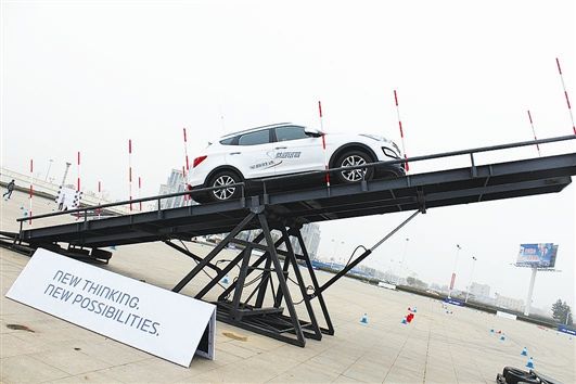 北京現代SUV蹺蹺板路面試駕現場