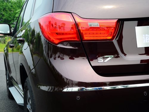 海馬汽車  2.0L 手動(dòng) 車輛左后大燈45度視角