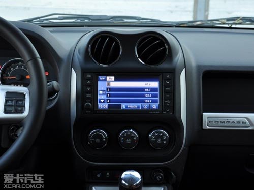 Jeep指南者對(duì)比三菱歐藍(lán)德