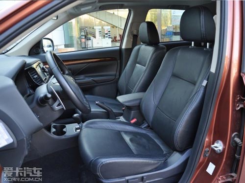 Jeep指南者對(duì)比三菱歐藍(lán)德