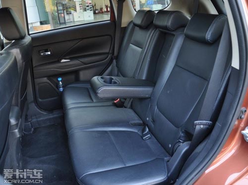 Jeep指南者對(duì)比三菱歐藍(lán)德