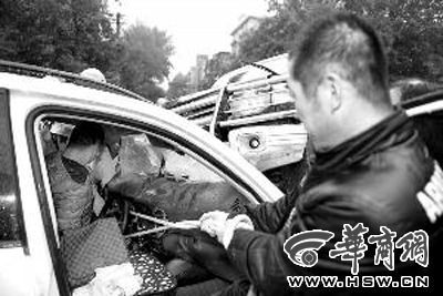 驚險越野車“飛越”護欄砸中對面路上SUV(圖)