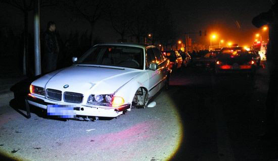 寶馬司機打的哥撞車逃離 遭百輛出租追截