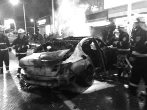 消防員對寶馬車噴水滅火。