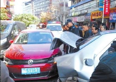 又是女司機油門當剎車連撞5車