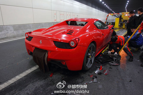 法拉利跑車隧道內失控 連撞4車損毀嚴重