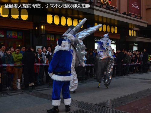 藍色圣誕 標致藍色圣誕樹點亮王府井大街