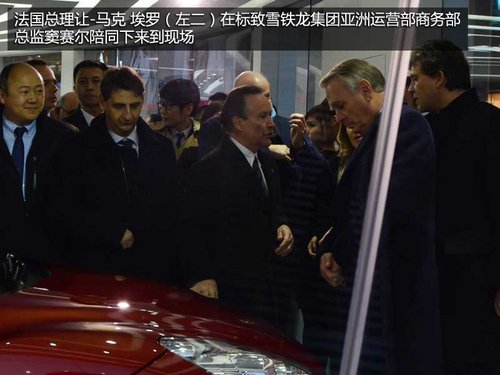 藍色圣誕 標致藍色圣誕樹點亮王府井大街