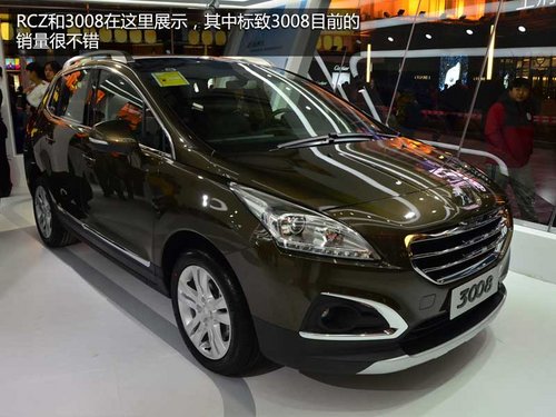 藍色圣誕 標致藍色圣誕樹點亮王府井大街