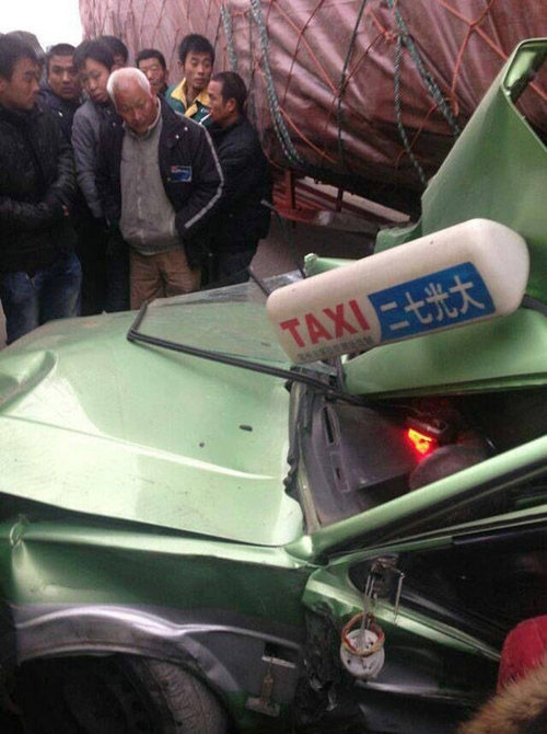 鄭州兩大車夾扁出租車 女司機當場身亡