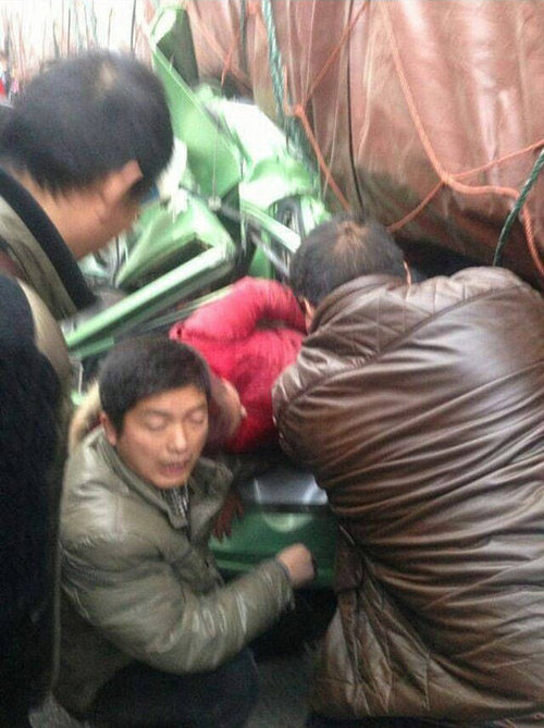 鄭州兩大車夾扁出租車 女司機當場身亡