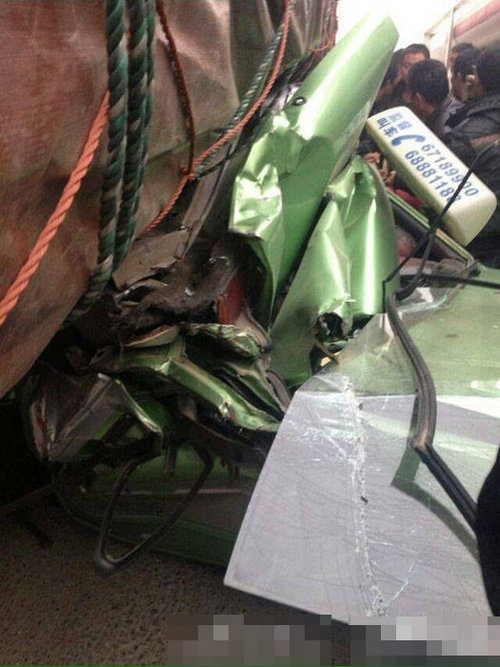 鄭州兩大車夾扁出租車 女司機當場身亡