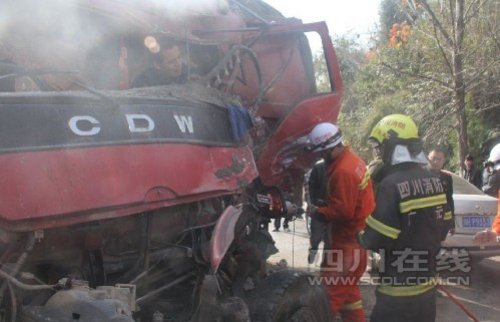 鬼招手路段再現(xiàn)車禍 兩車相撞2人被困