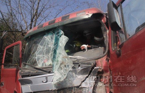 鬼招手路段再現(xiàn)車禍 兩車相撞2人被困