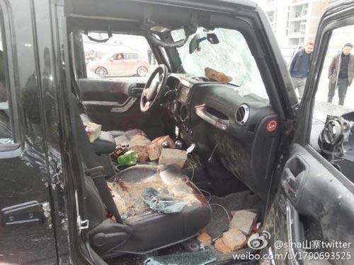 被逼停的吉普車和一輛奔馳車還停留在那里。吉普車的玻璃已經破碎，輪胎也被放氣，整個車輛損毀嚴重，而奔馳車的前引擎也有損傷，現場血跡斑斑。車輛周圍還有散落的磚塊和砍刀。