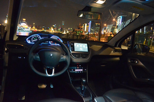 東風標致新2008-SUV內飾國內首拍 敞亮！