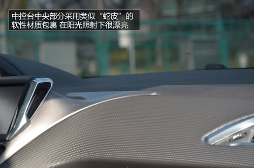 東風標致新2008-SUV內飾國內首拍 敞亮！