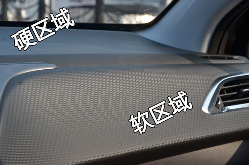 東風標致新2008-SUV內飾國內首拍 敞亮！