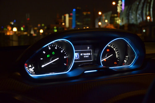 東風標致新2008-SUV內飾國內首拍 敞亮！