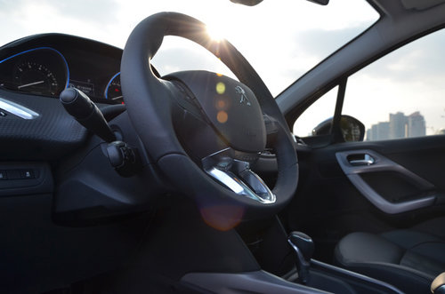 東風標致新2008-SUV內飾國內首拍 敞亮！