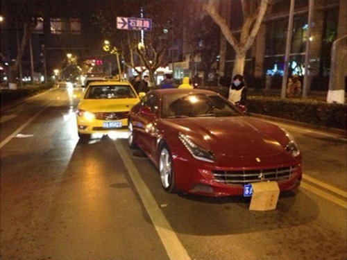 南京的哥追尾500萬法拉利跑車 趴車門哭