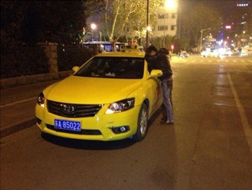 南京的哥追尾500萬法拉利跑車 趴車門哭