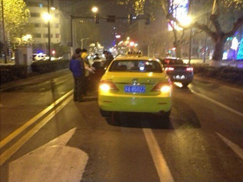 南京的哥追尾500萬法拉利跑車 趴車門哭