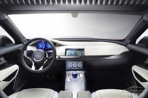 意大利賽車紅（ItalianRacingRed）涂裝的C-X17