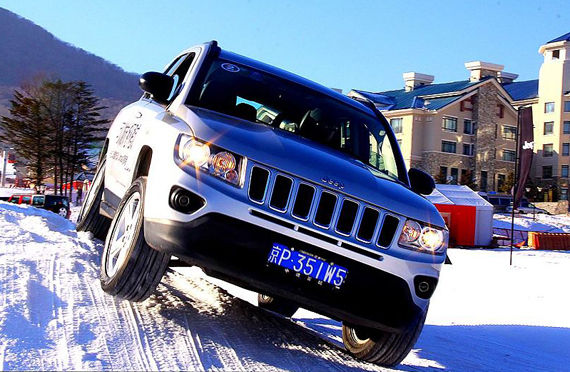 Freedom-Drive適時四驅系統可以應付簡單的越野路況，但最好不要拿它當大切玩，畢竟您才掏了1/3的錢